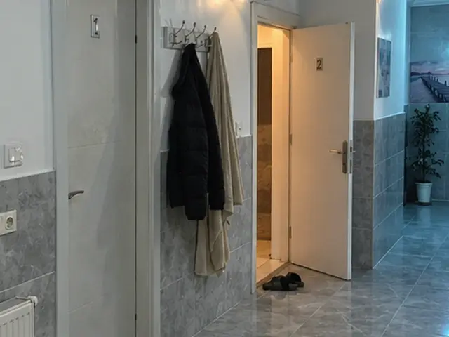 Oda girişinde askı ve temiz terlik — Taşoluk, Masaj Salonun