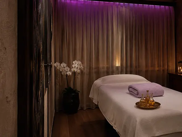 Mor ışıklı, mumlarla hazırlanmış masaj odası — Taşoluk, Masaj Salonun