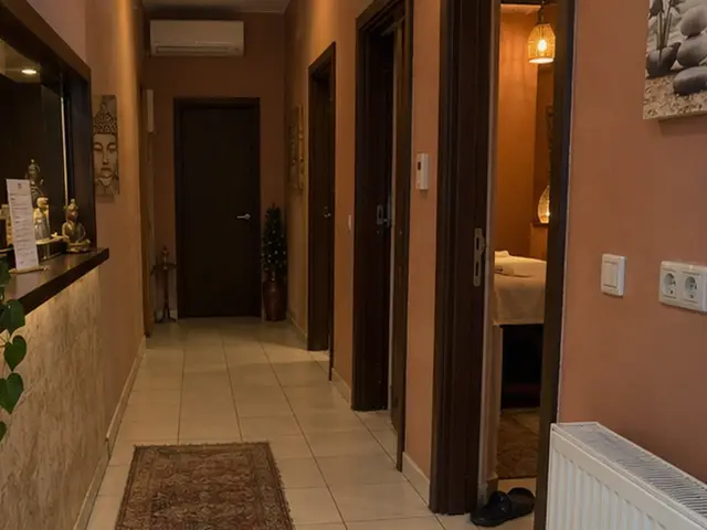 Fayans zeminli, halılı salon koridoru — Taşoluk, Masaj Salonun